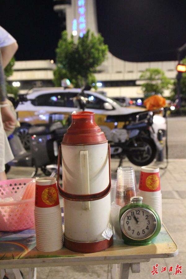 老汉街头卖饮品：两元一杯无限续 三年坚持不涨价