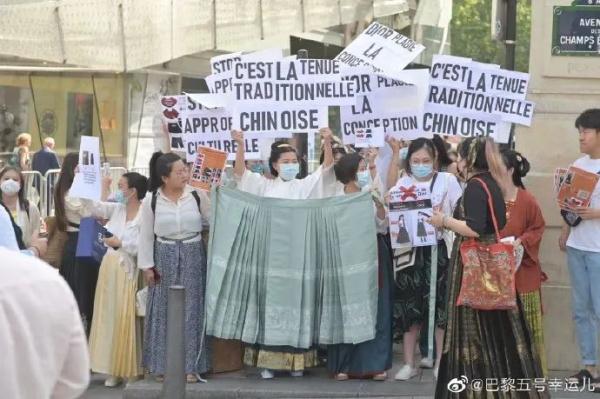 穿马面裙进迪奥拍照被制止？当事人回应