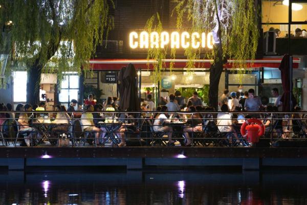 “夜经济”回归 中国多地政策发力促消费复苏