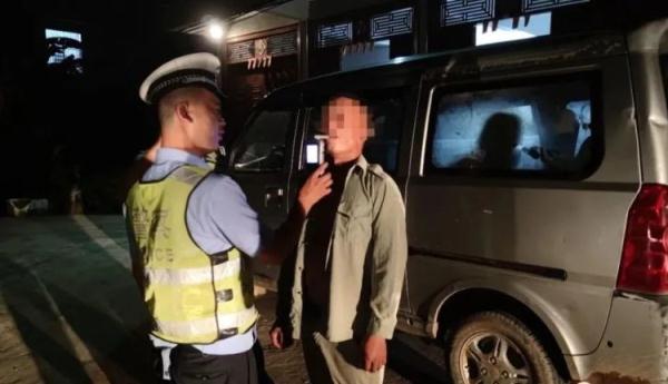 交警查车，他先查交警：“你的牌呢，你有工作牌吗？”