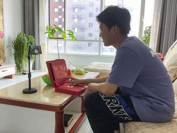 27年后，他考入了父亲的母校