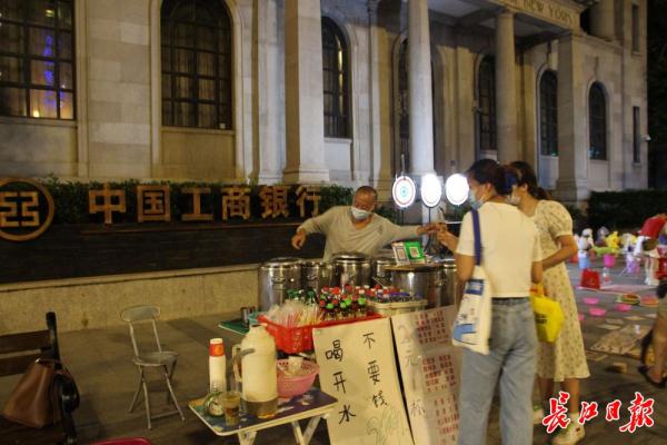 老汉街头卖饮品：两元一杯无限续 三年坚持不涨价