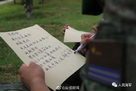 军人和小学生互相用拼音传纸条