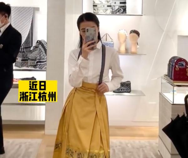 穿马面裙进迪奥拍照被制止？当事人回应