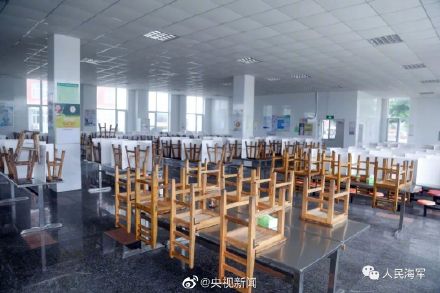 军人和小学生互相用拼音传纸条