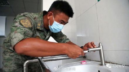 军人和小学生互相用拼音传纸条