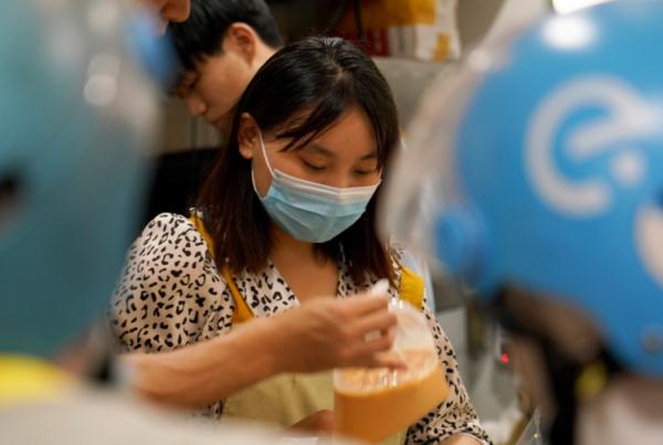 来杭18岁姑娘白天卖奶茶晚上当厨师！老板：3个月前她只是个洗碗工