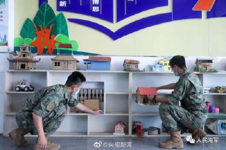 军人和小学生互相用拼音传纸条