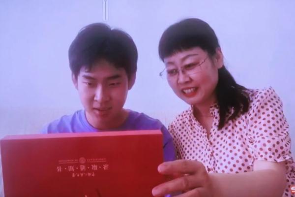 27年后，他考入了父亲的母校