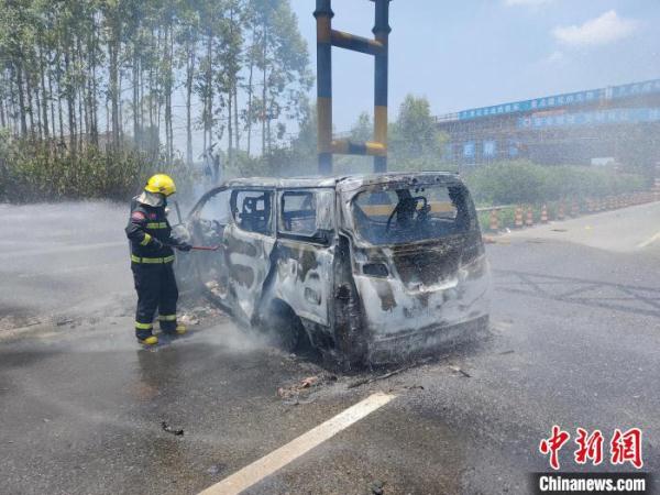 广西一汽车撞上高速路隔离带被烧毁 1人不幸遇难
