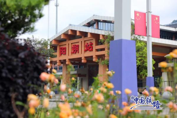 坐火车穿越村落,窗景超治愈! 坐火车穿越村落,窗景超治愈!