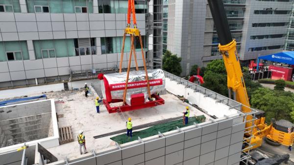 超小型质子加速器在武汉光谷同济医院完成吊装