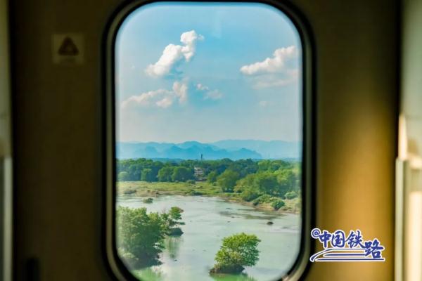 坐火车穿越村落,窗景超治愈! 坐火车穿越村落,窗景超治愈!