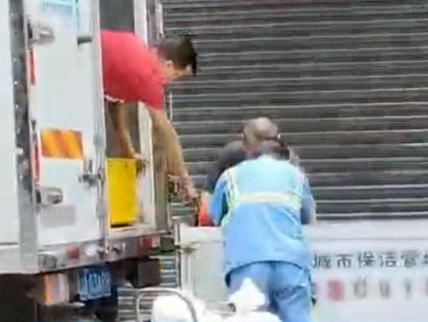 广州一知名面包店被曝用环卫车装半成品面包？后续来了