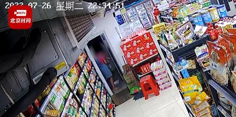 监控曝光!女子竟在厕所狼吞虎咽…… 监控曝光!女子竟在厕所狼吞虎咽……