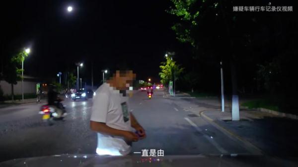 丈夫逃避处罚贴车牌，妻子上演“苦情戏”