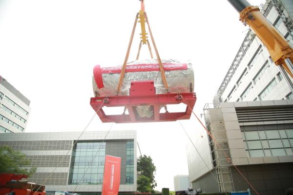 超小型质子加速器在武汉光谷同济医院完成吊装