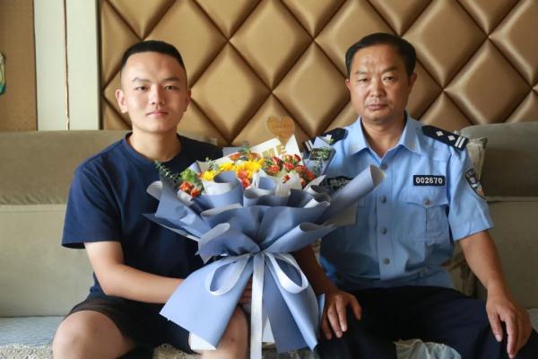 备考熬不下去时,就看偶像陈祥榕的照片!他被这所大学录取了 备考熬不下去时,就看偶像陈祥榕的照片!他被这所大学录取了