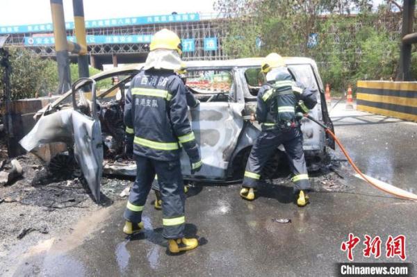 广西一汽车撞上高速路隔离带被烧毁 1人不幸遇难