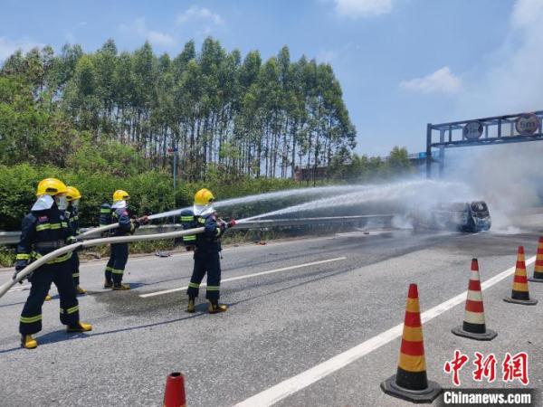 广西一汽车撞上高速路隔离带被烧毁 1人不幸遇难