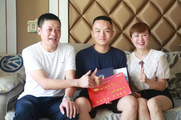 备考熬不下去时,就看偶像陈祥榕的照片!他被这所大学录取了 备考熬不下去时,就看偶像陈祥榕的照片!他被这所大学录取了