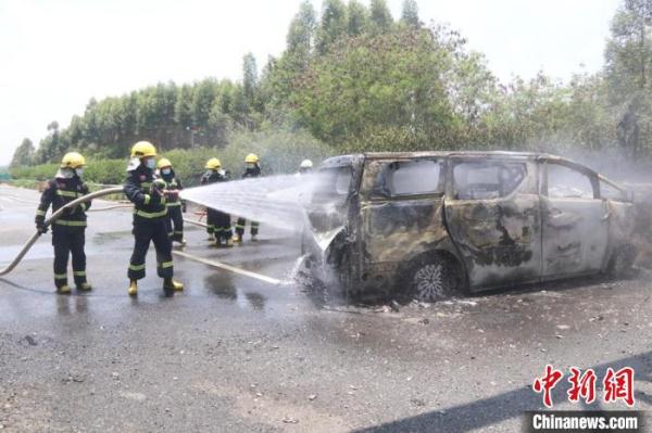 广西一汽车撞上高速路隔离带被烧毁 1人不幸遇难