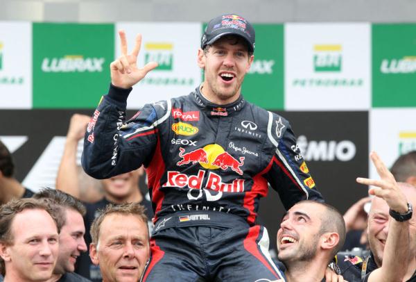 2012年11月25日,维特尔庆祝卫冕f1车手总冠军.