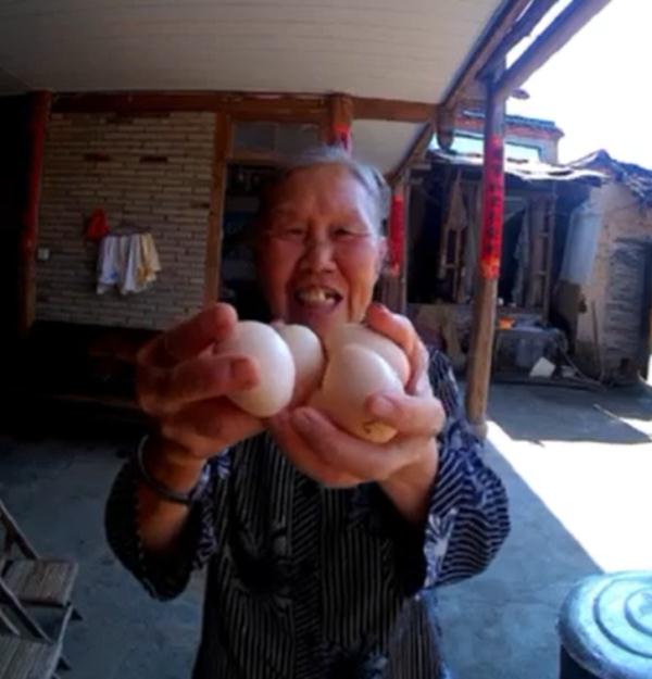 孙子给75岁奶奶装了一个可视门铃，看到这样一幕幕……