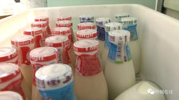 小孩喝牛奶感觉有异物，竟吐出一块玻璃碎渣……