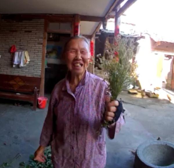 孙子给75岁奶奶装了一个可视门铃，看到这样一幕幕……