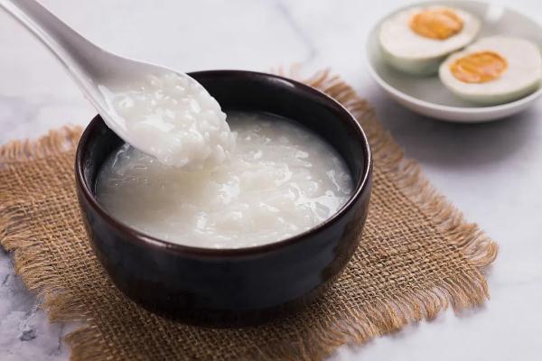早起喝杯淡盐水？多吃蔬菜助排便？这些可能是“伪常识”！