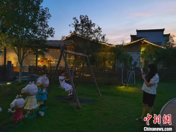 安徽黟县暑期“亲子游”家长热衷天然氧吧田园游乐