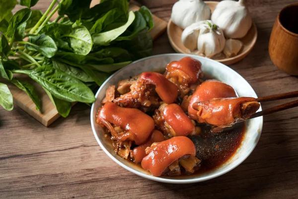 早起喝杯淡盐水？多吃蔬菜助排便？这些可能是“伪常识”！