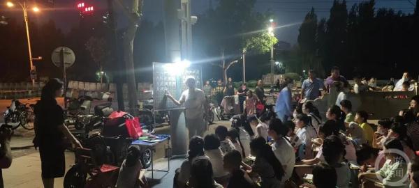 河北七旬老人街头免费教书法七年
