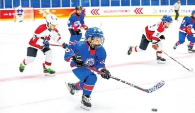 好爽！三伏天“大冰箱”里打冰球