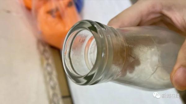小孩喝牛奶感觉有异物，竟吐出一块玻璃碎渣……