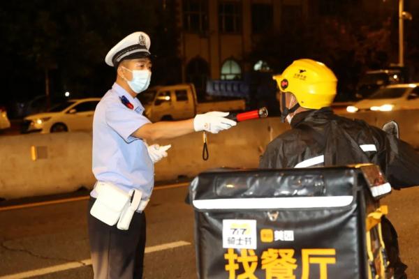 太犟了！ 换驾后女子当场坦白事实醉驾男子拒不承认也难逃处罚