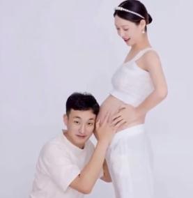 向所有警察和警察家属致敬！女子怀孕独自产检，在医院偶遇丈夫