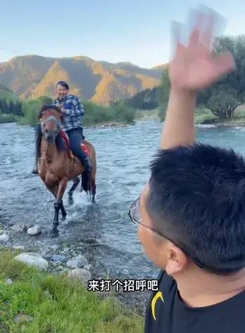 “你这背景太假了”是什么梗？引发全网P图大赛