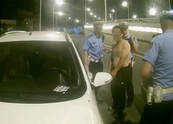 太犟了！ 换驾后女子当场坦白事实醉驾男子拒不承认也难逃处罚
