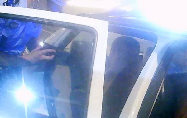 太犟了！ 换驾后女子当场坦白事实醉驾男子拒不承认也难逃处罚