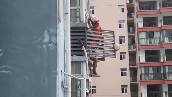 惊险！空调安装师高空作业突发意外，被困18楼外墙！消防紧急营救