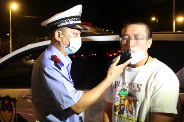 太犟了！ 换驾后女子当场坦白事实醉驾男子拒不承认也难逃处罚