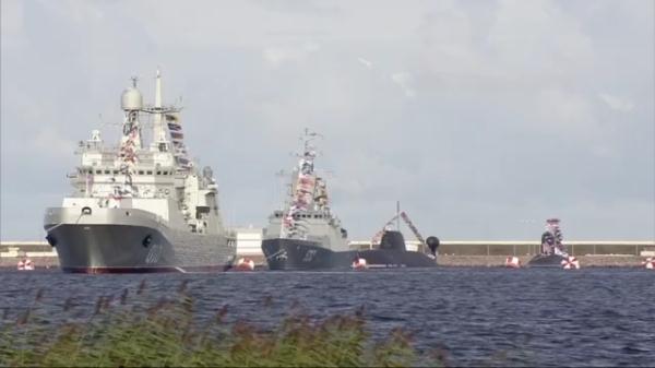 俄海军节阅兵 普京发表讲话：闪电回击来犯者！