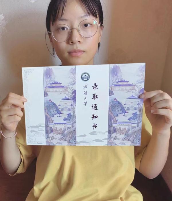 爸爸远程陪读12年，这个励志女孩考上武大了！