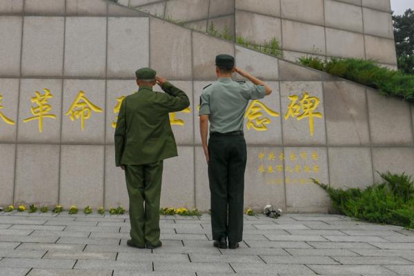 八路军敬礼背影图片