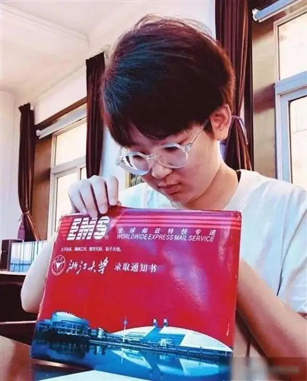  蔬菜大棚旁“蹭网课”的女孩，被这所高校录取！