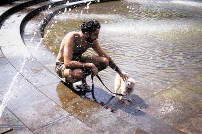 美国洪灾热浪致死30余人