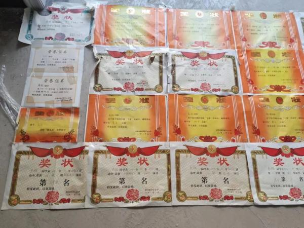 爸爸远程陪读12年，这个励志女孩考上武大了！