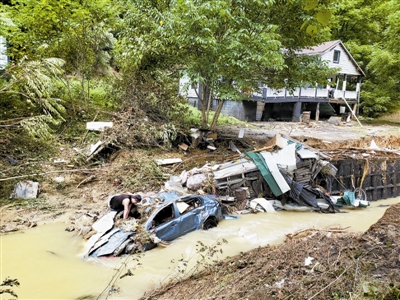 美国洪灾热浪致死30余人
